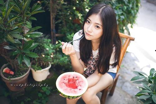 可爱的吃瓜小妹图片