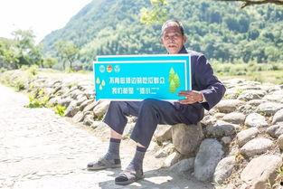 河边拍照吃瓜,拍照吃瓜,记录夏日悠闲时光